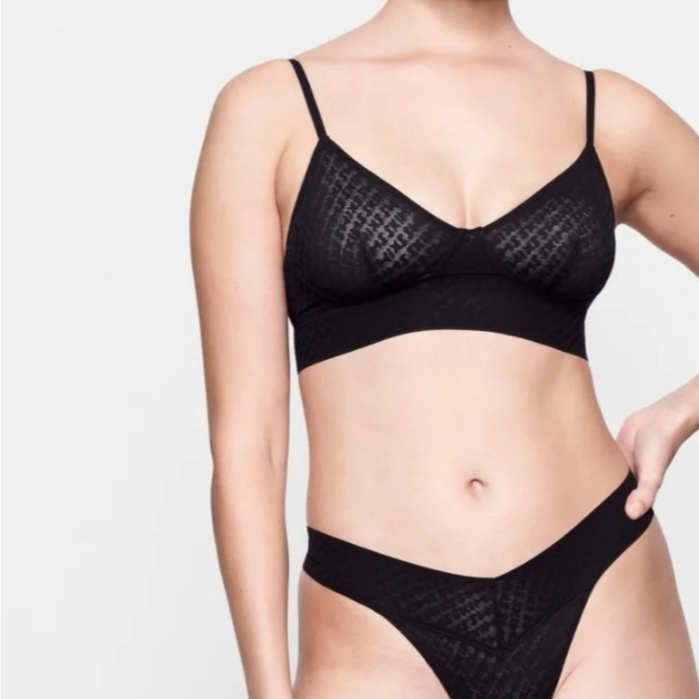 SKIMS Logo Mesh SET Cheeky Bikini Mid Rise Boyshort and Mesh Bralette in Onyx XS